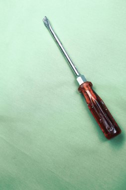 Plastik saplı tornavida.