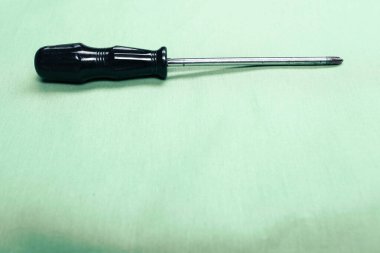 Plastik saplı tornavida.