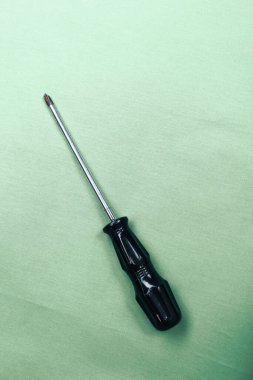 Plastik saplı tornavida.