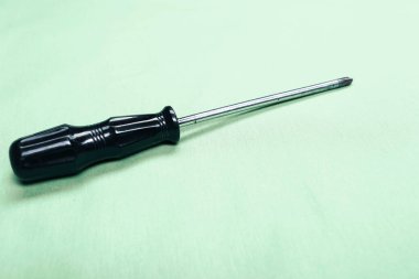 Plastik saplı tornavida.