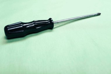 Plastik saplı tornavida.