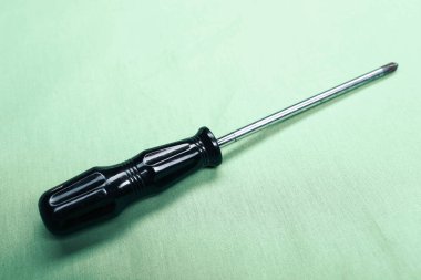 Plastik saplı tornavida.