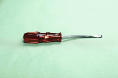 Plastik saplı tornavida.