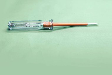 Plastik saplı tornavida.