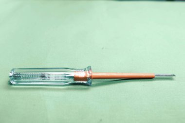 Plastik saplı tornavida.