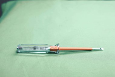 Plastik saplı tornavida.