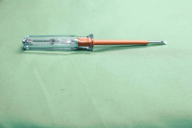 Plastik saplı tornavida.