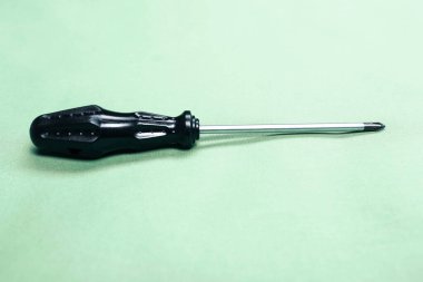 Plastik saplı tornavida.