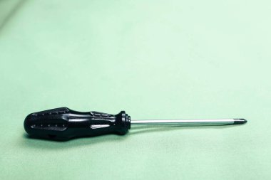 Plastik saplı tornavida.