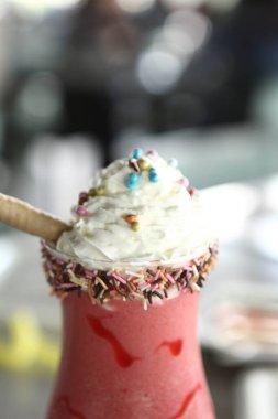 Lokantadaki masada alkol kokteyli.