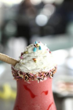 Lokantadaki masada alkol kokteyli.