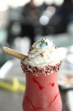 Lokantadaki masada alkol kokteyli.