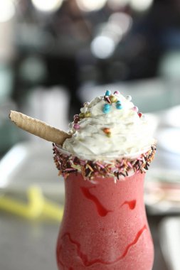 Lokantadaki masada alkol kokteyli.