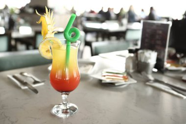 Lokantadaki masada alkol kokteyli.