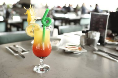 Lokantadaki masada alkol kokteyli.