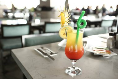 Lokantadaki masada alkol kokteyli.