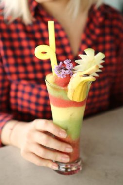 Lokantadaki masada alkol kokteyli.