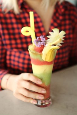 Lokantadaki masada alkol kokteyli.