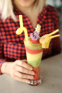 Lokantadaki masada alkol kokteyli.