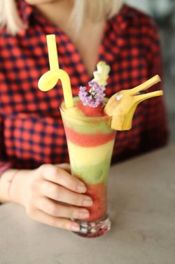 Lokantadaki masada alkol kokteyli.