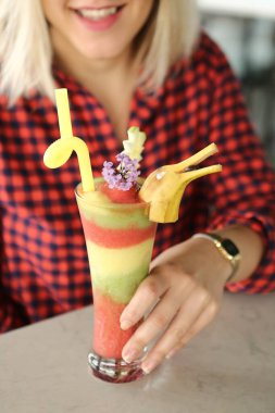 Lokantadaki masada alkol kokteyli.