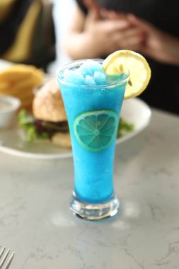 Lokantadaki masada alkol kokteyli.