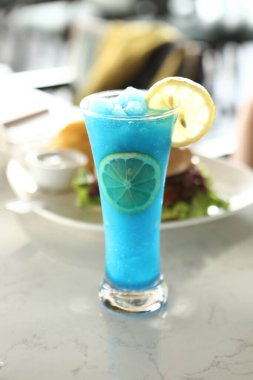 Lokantadaki masada alkol kokteyli.