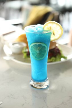 Lokantadaki masada alkol kokteyli.