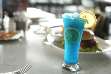 Lokantadaki masada alkol kokteyli.