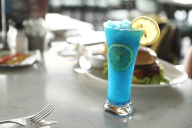 Lokantadaki masada alkol kokteyli.