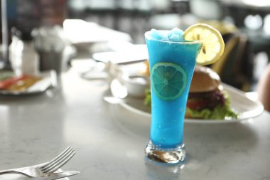 Lokantadaki masada alkol kokteyli.