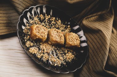 Geleneksel hindistancevizli tatlı baklavası. Ev yapımı fındıklı ve ballı baklava.