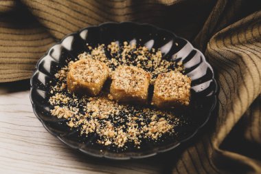 Geleneksel hindistancevizli tatlı baklavası. Ev yapımı fındıklı ve ballı baklava.