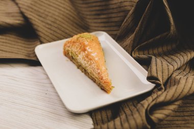 Geleneksel hindistancevizli tatlı baklavası. Ev yapımı fındıklı ve ballı baklava..