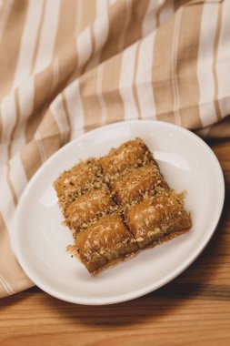 Geleneksel hindistancevizli tatlı baklavası. Ev yapımı fındıklı ve ballı baklava..
