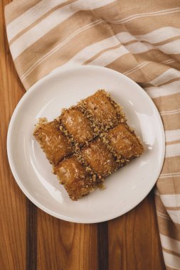 Geleneksel hindistancevizli tatlı baklavası. Ev yapımı fındıklı ve ballı baklava..