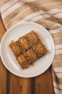 Geleneksel hindistancevizli tatlı baklavası. Ev yapımı fındıklı ve ballı baklava..