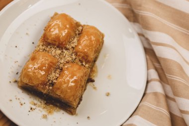 Geleneksel hindistancevizli tatlı baklavası. Ev yapımı fındıklı ve ballı baklava..
