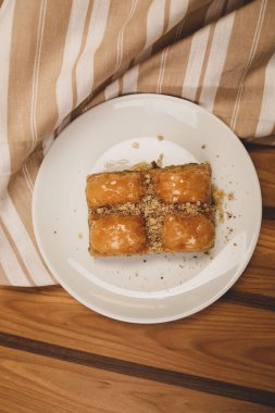 Geleneksel hindistancevizli tatlı baklavası. Ev yapımı fındıklı ve ballı baklava..