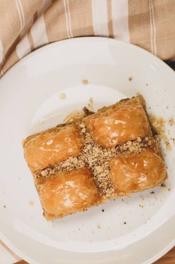 Geleneksel hindistancevizli tatlı baklavası. Ev yapımı fındıklı ve ballı baklava..