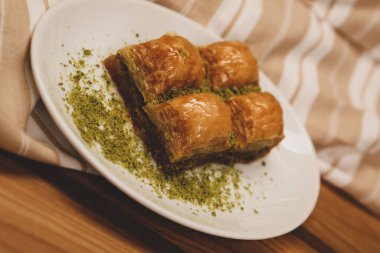Geleneksel hindistancevizli tatlı baklavası. Ev yapımı fındıklı ve ballı baklava..