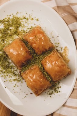Geleneksel hindistancevizli tatlı baklavası. Ev yapımı fındıklı ve ballı baklava..