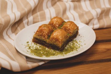 Geleneksel hindistancevizli tatlı baklavası. Ev yapımı fındıklı ve ballı baklava..