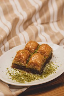 Geleneksel hindistancevizli tatlı baklavası. Ev yapımı fındıklı ve ballı baklava..
