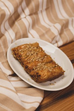 Geleneksel hindistancevizli tatlı baklavası. Ev yapımı fındıklı ve ballı baklava..