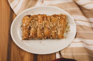 Geleneksel hindistancevizli tatlı baklavası. Ev yapımı fındıklı ve ballı baklava..