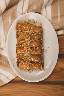 Geleneksel hindistancevizli tatlı baklavası. Ev yapımı fındıklı ve ballı baklava..