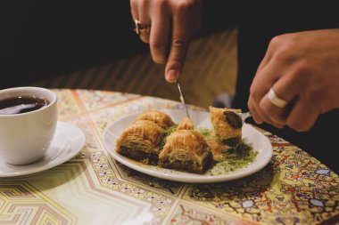 Geleneksel hindistancevizli tatlı baklavası. Ev yapımı fındıklı ve ballı baklava..