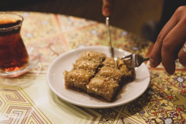 Geleneksel hindistancevizli tatlı baklavası. Ev yapımı fındıklı ve ballı baklava..