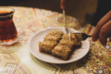 Geleneksel hindistancevizli tatlı baklavası. Ev yapımı fındıklı ve ballı baklava..